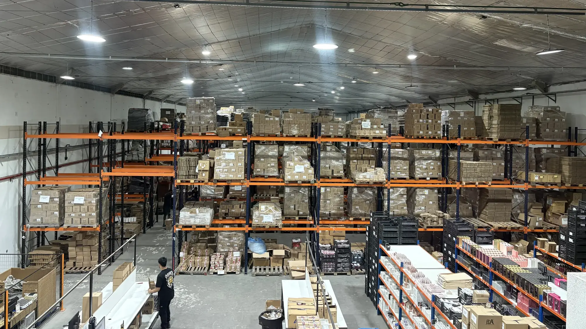Interior do armazém da JSALOG, com prateleiras carregadas de mercadoria